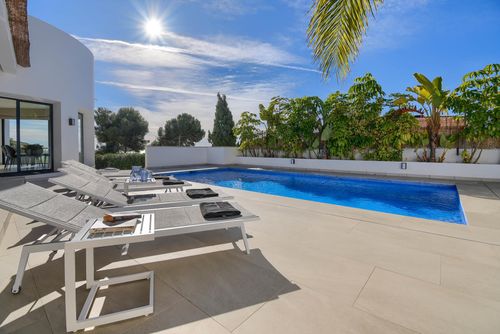 Feliz Villa modern dan nyaman dengan kolam renang pribadi di Benissa, Costa Blanca, Spanyol untuk 6 orang. Rumah ini terletak di daerah pantai perumahan, 4 km dari pantai Cala Baladrar dan 4 km dari Moraira....