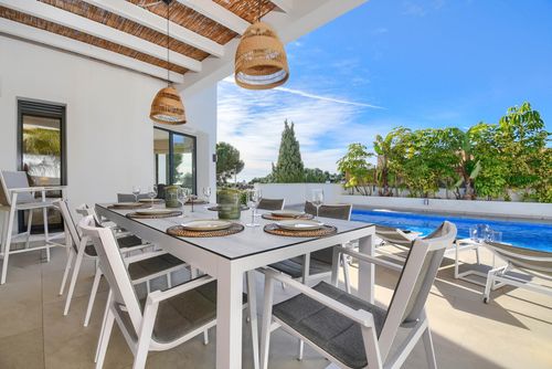 Feliz Moderna y agradable villa con piscina privada en Benissa, Costa Blanca, España para 6 personas. La casa está situada en una zona residencial de playa, a 4 km de la playa Cala Baladrar y a 4 km de Moraira....