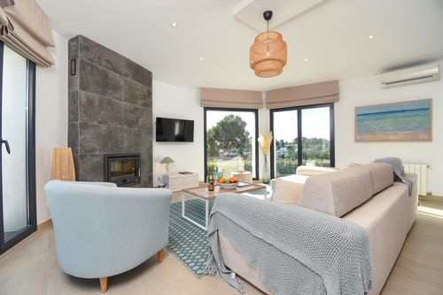Feliz Moderna y agradable villa con piscina privada en Benissa, Costa Blanca, España para 6 personas. La casa está situada en una zona residencial de playa, a 4 km de la playa Cala Baladrar y a 4 km de Moraira....