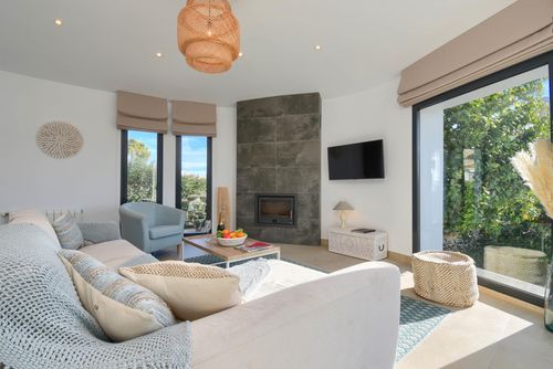 Feliz Modern and pleasant villa with private pool in Benissa, Costa Blanca, Spain for 6 persons. The house is situated in a residential beach area, 4 km from Cala Baladrar beach and 4 km from Moraira....