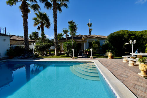 Del Sol 18 Wundervolle und komfortable Villa in Chiclana de la Frontera, Costa de la Luz, Spanien mit privatem Pool für 6 Personen. Das Haus befindet sich in einem Wohngebiet in Strandnähe, nahe Geschäften, 3 km von La Barrosa Strand entfernt....