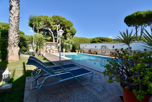 Del Sol 18 Meravigliosa e confortevole villa a Chiclana de la Frontera, Costa de la Luz, Spagna, con piscina privata per 6 persone. La casa si trova in una zona residenziale vicino alla spiaggia, a pochi passi dai negozi, a 3 km dalla spiaggia di La Barrosa e a 3 km da La Barrosa....