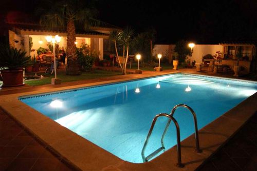 Del Sol 18 Wundervolle und komfortable Villa mit privatem Pool in Chiclana de la Frontera, Costa de la Luz, Spanien für 6 Personen. Das Haus befindet sich in einem Wohngebiet nahe dem Strand, nur 3 km von La Barrosa Strand und 3 km von La Barrosa entfernt....