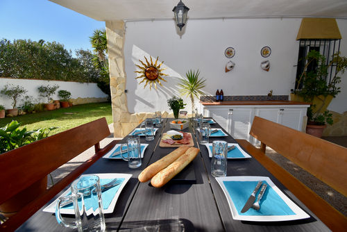 Del Sol 18 Geweldige en comfortabele villa met privézwembad in Chiclana de la Frontera, Costa de la Luz, Spanje voor 6 personen. Het huis is gelegen in een residentieel strandgebied, dicht bij winkels, op 3 km van het strand La Barrosa en op 3 km van La Barrosa....