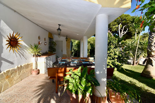 Del Sol 18 Geweldige en comfortabele villa met privézwembad in Chiclana de la Frontera, Costa de la Luz, Spanje voor 6 personen. Het huis is gelegen in een woongebied dicht bij het strand, vlakbij winkels, op 3 km van het strand La Barrosa en 3 km van La Barrosa....