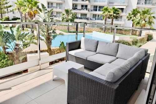 Marina Real 83 by homeprive Vacker och bekväm lägenhet i Denia, Costa Blanca, Spanien med en gemensam pool för 4 personer. Lägenheten är belägen i ett bostadsområde nära stranden, nära restauranger och barer, butiker, stormarknader och en tennisbana, och ligger 500 m från stranden....