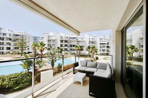 Marina Real 83 by homeprive Bel appartement confortable à Denia, Costa Blanca, Espagne, avec une piscine commune pour 4 personnes. L'appartement est situé dans une zone résidentielle proche de la plage, à proximité de restaurants et de bars, de boutiques, de supermarchés et d'un court de tennis, et se trouve à 500 m de la plage....