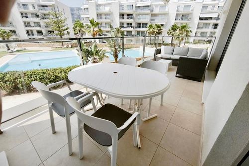 Marina Real 83 by homeprive Bel appartement confortable à Denia, Costa Blanca, Espagne, avec une piscine commune pour 4 personnes. L'appartement est situé dans une zone résidentielle proche de la plage, à proximité de restaurants et de bars, de boutiques, de supermarchés et d'un court de tennis, et se trouve à 500 m de la plage....