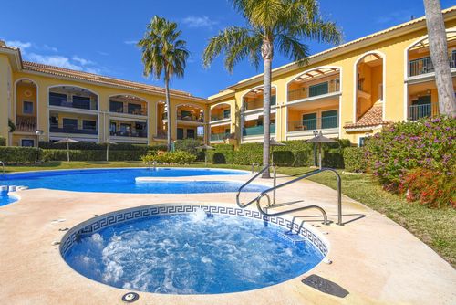 Sorolla Sol Hermoso y cómodo apartamento con piscina comunitaria en Jávea, Costa Blanca, España para 4 personas. El apartamento está situado en una zona residencial de playa a 2 km de La Grava, playa de Jávea....