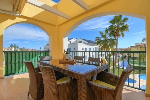 Sorolla Sol Bel et confortable appartement avec piscine commune à Jávea, Costa Blanca, Espagne pour 4 personnes. L'appartement est situé dans un quartier résidentiel de plage, à 2 km de La Grava, plage de Jávea....