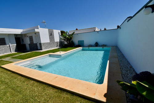 Enloli Moderne und fröhliche Villa in Chiclana de la Frontera, Costa de la Luz, Spanien, mit privatem Pool für 5 Personen. Das Haus befindet sich in einer ländlichen Strandgegend....
