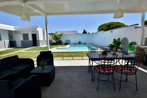 Enloli Moderne und fröhliche Villa in Chiclana de la Frontera, Costa de la Luz, Spanien, mit privatem Pool für 5 Personen. Das Haus befindet sich in einer ländlichen Strandgegend....