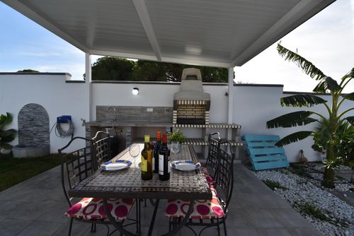 Enloli Villa moderne et ensoleillée à Chiclana de la Frontera, Costa de la Luz, Espagne, avec piscine privée pour 5 personnes. La maison est située dans une zone rurale proche de la plage....