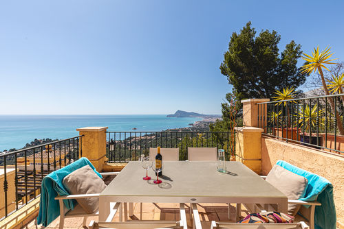 Casa Sandra Maison de vacances moderne et ensoleillée à Altea, Costa Blanca, Espagne, avec piscine commune pour 6 personnes. La maison est située dans un quartier résidentiel boisé et montagneux, à 4 km de la plage de Campomanes....