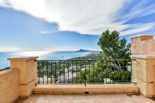 Casa Sandra Modern and cheerful holiday home in Altea, Costa Blanca, Spain with communal pool for 6 persons. The house is situated in a wooded, residential and mountainous area and is 4 km from Campomanes beach....