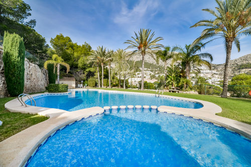 Casa Sandra Modernes und fröhliches Ferienhaus in Altea, Costa Blanca, Spanien, mit Gemeinschaftspool für 6 Personen. Das Haus befindet sich in einer bewaldeten, ruhigen Wohngegend in den Bergen und ist 4 km vom Strand Campomanes entfernt....