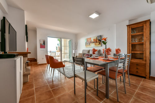 Casa Sandra Moderne en vrolijke vakantiehuis in Altea, Costa Blanca, Spanje met gemeenschappelijk zwembad voor 6 personen. Het huis is gelegen in een bosrijke, residentiële en bergachtige omgeving en ligt op 4 km van het strand van Campomanes....