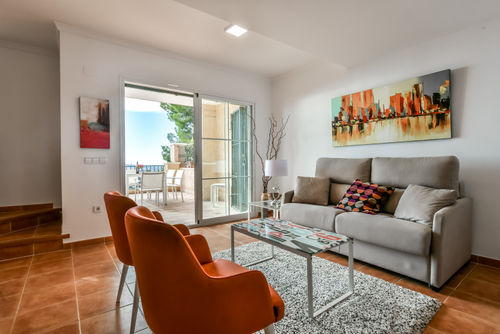 Casa Sandra Moderne en vrolijke vakantiehuis in Altea, Costa Blanca, Spanje met gemeenschappelijk zwembad voor 6 personen. Het huis is gelegen in een bosrijke, residentiële en bergachtige omgeving en ligt op 4 km van het strand van Campomanes....