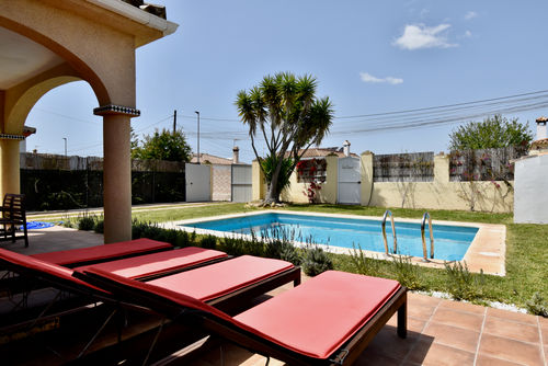 Colimbo Villa charmante et confortable avec piscine privée à Chiclana de la Frontera, Costa de la Luz, Espagne, pour 6 personnes. La maison est située dans une zone urbaine proche de la plage....