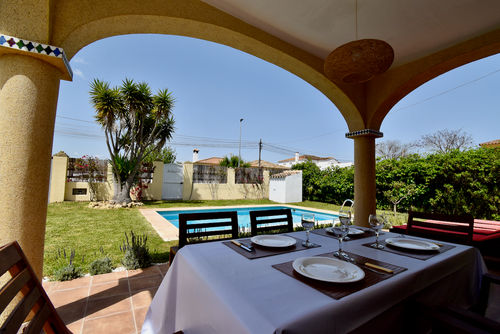 Colimbo Villa charmante et confortable avec piscine privée à Chiclana de la Frontera, Costa de la Luz, Espagne, pour 6 personnes. La maison est située dans une zone urbaine proche de la plage....