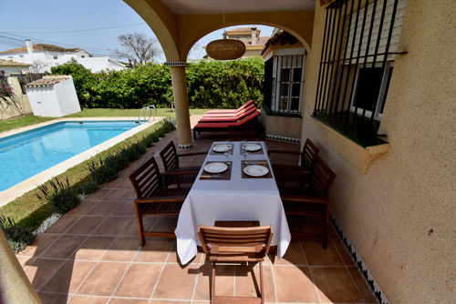 Colimbo Villa charmante et confortable avec piscine privée à Chiclana de la Frontera, Costa de la Luz, Espagne, pour 6 personnes. La maison est située dans une zone urbaine proche de la plage....