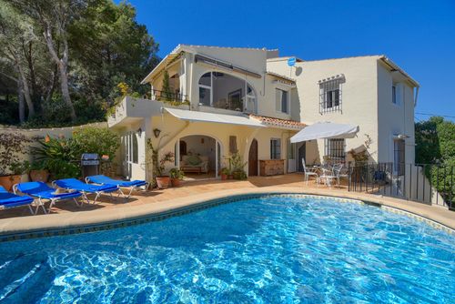 Ladera Smuk og komfortabel villa i Jesús Pobre, Costa Blanca, Spanien med privat pool til 6 personer. Huset er beliggende i et roligt boligområde nær stranden....