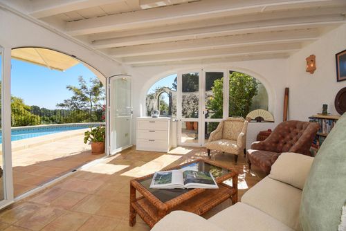 Ladera Hermosa y cómoda villa en Jesús Pobre, Costa Blanca, España, con piscina privada para 6 personas. La casa está situada en una zona residencial de playa....