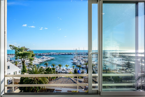 Atico Puerto Sol Encantador y lujoso apartamento en Altea, Costa Blanca, España, para 5 personas. El apartamento está situado en una zona residencial de playa, cerca de restaurantes, bares, tiendas y supermercados, a 200 m de la playa y a 0....