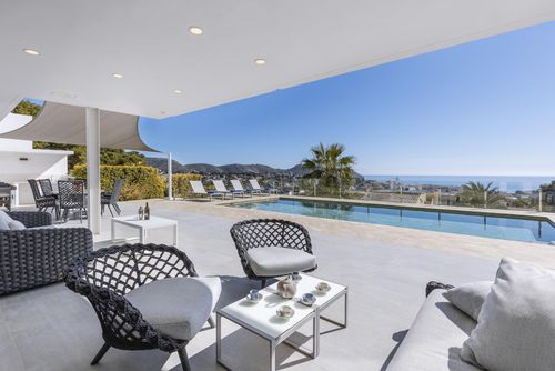 Casa del Mar Moderne und romantische Villa mit privatem Pool in Moraira, Costa Blanca, Spanien für 8 Personen. Das Haus befindet sich in einem Wohngebiet am Strand und 2 km vom Strand l'Ampolla entfernt....