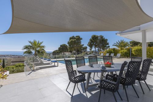 Casa del Mar Villa moderne et romantique à Moraira, Costa Blanca, Espagne avec piscine privée pour 8 personnes. La maison est située dans un quartier résidentiel près de la plage, à seulement 2 km de la plage de L'Ampolla....