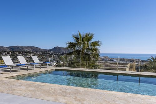 Casa del Mar Moderna y romántica villa en Moraira, Costa Blanca, España con piscina privada para 8 personas. La casa está situada en una zona residencial de playa y a 2 km de la Playa de L'Ampolla....