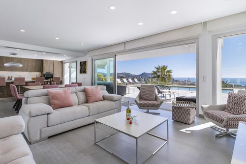 Casa del Mar Moderne und romantische Villa mit privatem Pool in Moraira, Costa Blanca, Spanien für 8 Personen. Das Haus befindet sich in einem Wohngebiet am Strand und 2 km vom Strand l'Ampolla entfernt....