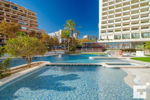 Apolo XVI 2 6 29 Hermoso y cómodo apartamento con piscina comunitaria en Calpe, Costa Blanca, España, para 4 personas. El apartamento está situado cerca de restaurantes y bares, tiendas y supermercados, y se encuentra a solo 25 metros de la Playa de la Fossa o Playa Levante....