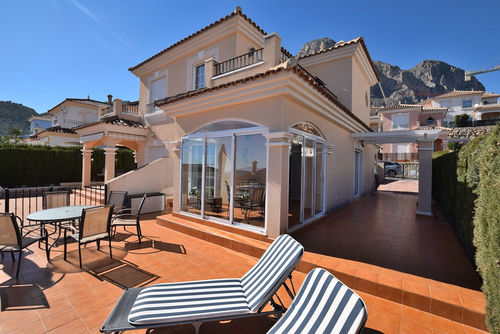 Casa August Maison de vacances à Polop de la Marina, Costa Blanca, Espagne, avec piscine commune pour 6 personnes. La maison est située dans une zone boisée, résidentielle et montagneuse....