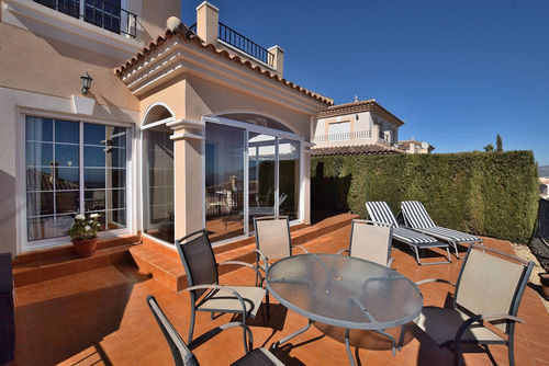 Casa August Ferienhaus in Polop de la Marina, Costa Blanca, Spanien mit Gemeinschaftspool für 6 Personen. Das Haus befindet sich in einer bewaldeten, Wohn- und Berggegend....