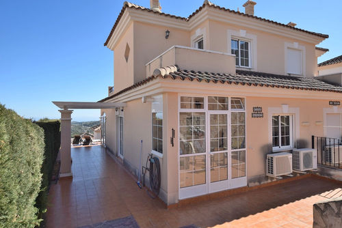 Casa August Feriehus i Polop de la Marina, Costa Blanca, Spania med felles svømmebasseng for 6 personer. Huset ligger i et skogkledd, boligområde med fjell....
