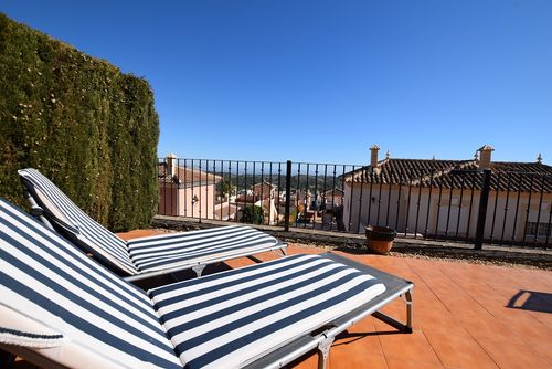 Casa August Feriehus i Polop de la Marina, Costa Blanca, Spania med felles svømmebasseng for 6 personer. Huset ligger i et skogkledd, boligområde med fjell....