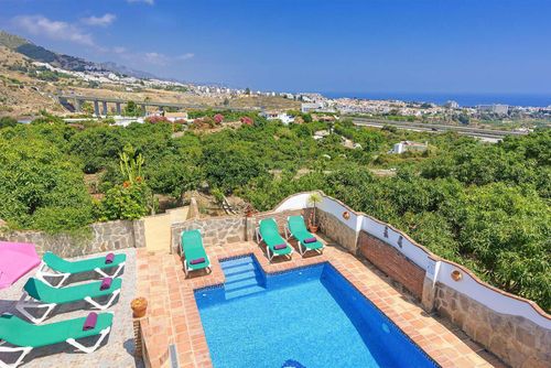Nerja 024 Mooie en comfortabele villa in Nerja, Costa del Sol, Spanje met privézwembad voor 6 personen. Het huis is gelegen in een heuvelachtige en landelijke kustomgeving en ligt op 3 km van Burriana strand....