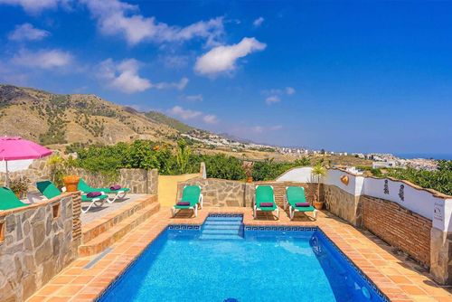 Nerja 024 Mooie en comfortabele villa in Nerja, Costa del Sol, Spanje met privézwembad voor 6 personen. Het huis is gelegen in een heuvelachtige en landelijke kustomgeving en ligt op 3 km van Burriana strand....