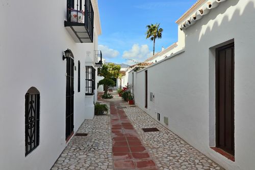 Naranjos Townhouse House in Fuengirola, Andalusia, Spain for 4 persons. The house is situated in an urban area, close to restaurants and bars, shops and supermarkets, 1 km from Fuengirola beach and 1 km from the Mediterranean Sea....
