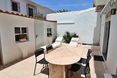 Naranjos Townhouse Casa en Fuengirola, Andalucía, España para 4 personas. La casa está situada en una zona urbana, cerca de restaurantes y bares, tiendas y supermercados, a 1 km de la playa de Fuengirola y a 1 km del Mediterráneo....