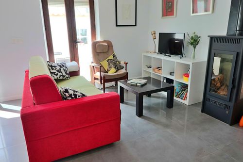Naranjos Townhouse Casa en Fuengirola, Andalucía, España para 4 personas. La casa está situada en una zona urbana, cerca de restaurantes y bares, tiendas y supermercados, a 1 km de la playa de Fuengirola y a 1 km del Mediterráneo....