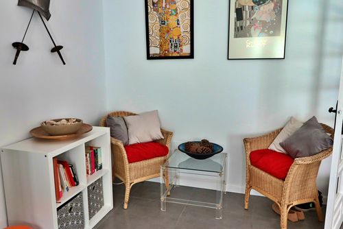 Naranjos Townhouse Casa en Fuengirola, Andalucía, España para 4 personas. La casa está situada en una zona urbana, cerca de restaurantes y bares, tiendas y supermercados, a 1 km de la playa de Fuengirola y a 1 km del Mediterráneo....