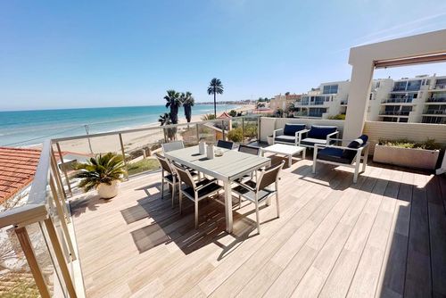 Tierra de Mar 73 by homeprive Vidunderlig og komfortabel penthouse med fælles pool i Denia, Costa Blanca, Spanien til 5 personer. Huset er beliggende tæt på restauranter, barer og supermarkeder og er kun 25 m fra stranden....