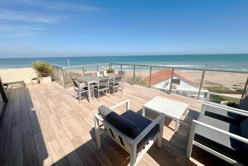 Tierra de Mar 73 by homeprive Fantastisk og komfortabel penthouse med fellesbasseng i Denia, Costa Blanca, Spania for 5 personer. Huset ligger nær restauranter, barer og supermarkeder, og er 25 m fra stranden....