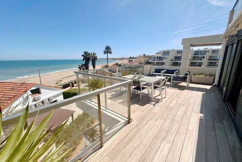 Tierra de Mar 73 by homeprive Maravilloso y cómodo ático con piscina comunitaria en Denia, Costa Blanca, España, para 5 personas. La casa está situada cerca de restaurantes, bares y supermercados, y se encuentra a 25 m de la playa....