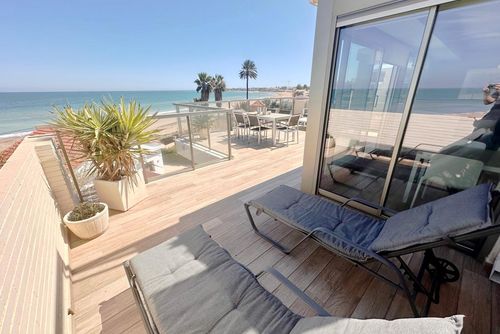 Tierra de Mar 73 by homeprive Fantastisk og komfortabel penthouse med fellesbasseng i Denia, Costa Blanca, Spania for 5 personer. Huset ligger nær restauranter, barer og supermarkeder, og er 25 m fra stranden....