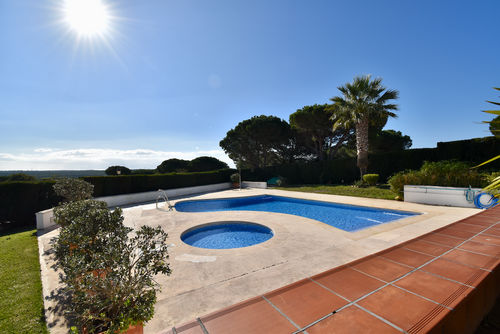 Paris Modernes und komfortables Haus mit Gemeinschaftspool in Chiclana de la Frontera, Costa de la Luz, Spanien für 6 Personen. Das Haus befindet sich in einem Wohngebiet in Strandnähe, in der Nähe von Restaurants und Bars, Geschäften und Supermärkten, und 1 km vom Strand La Barrosa entfernt....