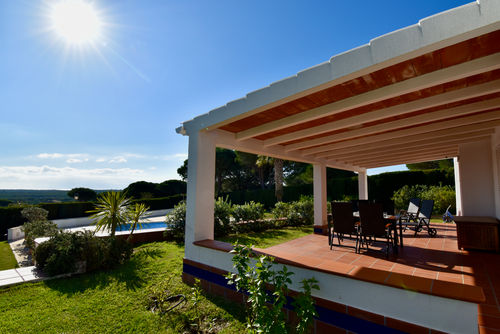 Camarinal Casa moderna y cómoda con piscina comunitaria en Chiclana de la Frontera, Costa de la Luz, España, para 6 personas. La casa está situada en una zona residencial de playa, cerca de restaurantes y bares, tiendas y supermercados, y a 1 km de la playa de La Barrosa....