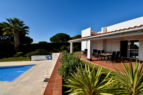 Camarinal Modernes und komfortables Haus mit Gemeinschaftspool in Chiclana de la Frontera, Costa de la Luz, Spanien für 6 Personen. Das Haus befindet sich in einem Wohngebiet nahe dem Strand, in der Nähe von Restaurants und Bars, Geschäften und Supermärkten, und ist 1 km vom Strand La Barrosa entfernt....